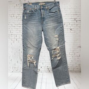 Levi’s Wedgie Straight Medium Denim Distressed NWOT & NEVER WORN